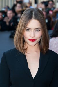 短发气质龙母Emilia Clarke深V短裙美腿
