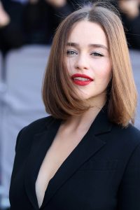 短发气质龙母Emilia Clarke深V短裙美腿