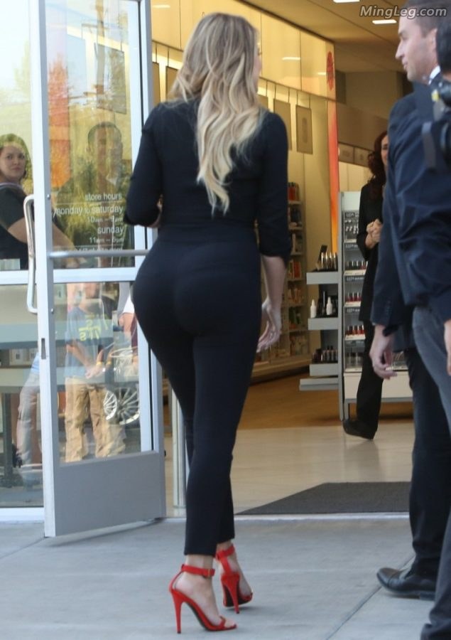 Khloe Kardashian, the third sister of the Kardashian family, wears tight jeans with wide hips and big hips(3/9)