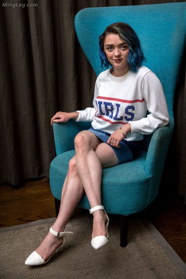 《权游》二丫Maisie Williams少女腿交叉画风有些诡异(3/7)