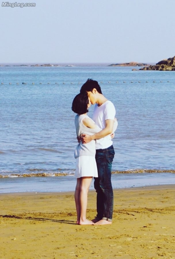 Chen Yao really enjoyed playing barefoot on the sunny beach(3/8)