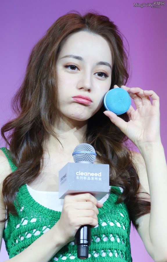 92年的小美女迪丽热巴美腿玉足代言(17/21)