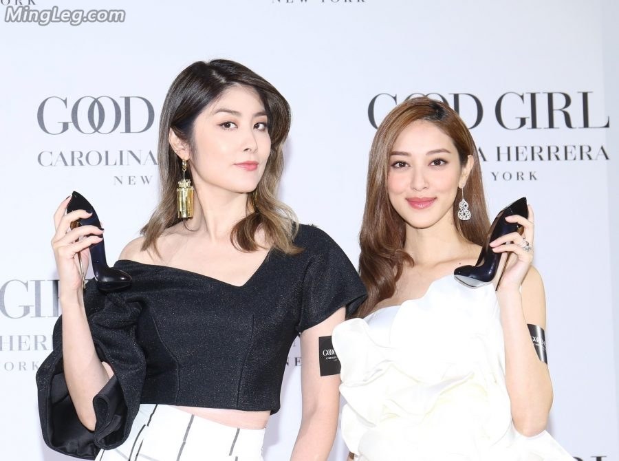 Kelly Chen takes a photo with high heels and has fair feet(4/4)