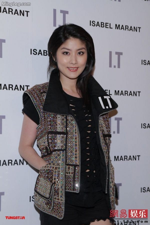 Singer Kelly Chen shows off her sexy long legs in ultra-short hot pants(7/10)