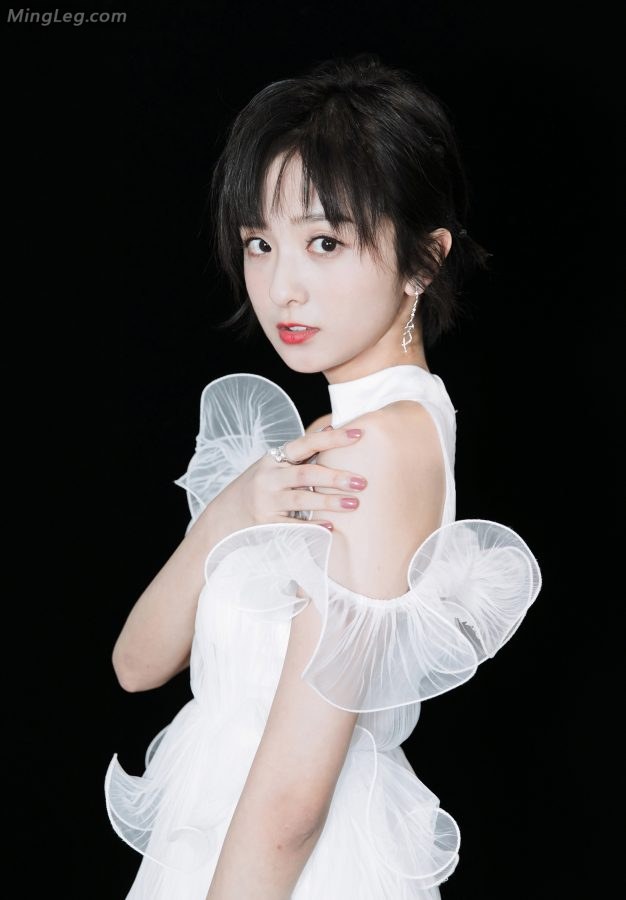 陈小纭高黑色开叉长裙美腿+厉嘉琪白色短裙玉足(14/17)