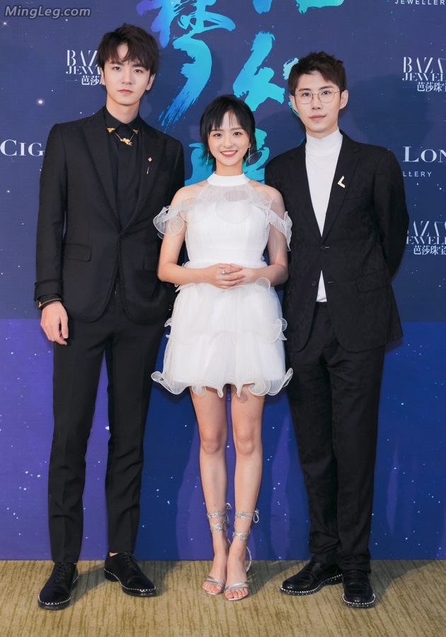 Chen Xiaojun has beautiful legs in a long black slit skirt + Li Jiaqi has beautiful feet in a white short skirt(16/17)