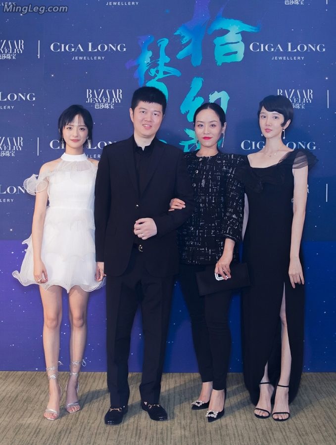 陈小纭高黑色开叉长裙美腿+厉嘉琪白色短裙玉足(17/17)