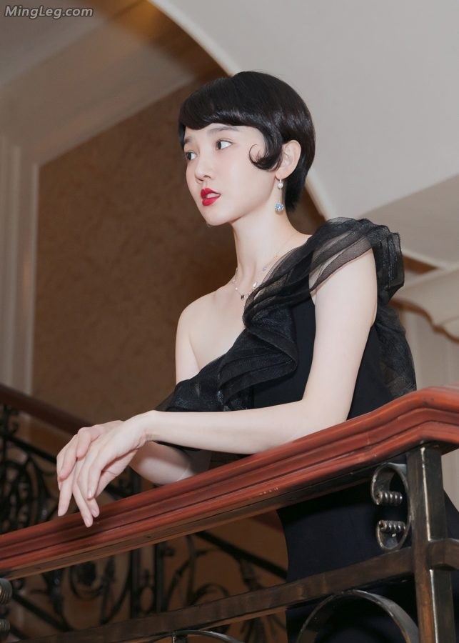 陈小纭高黑色开叉长裙美腿+厉嘉琪白色短裙玉足(3/17)