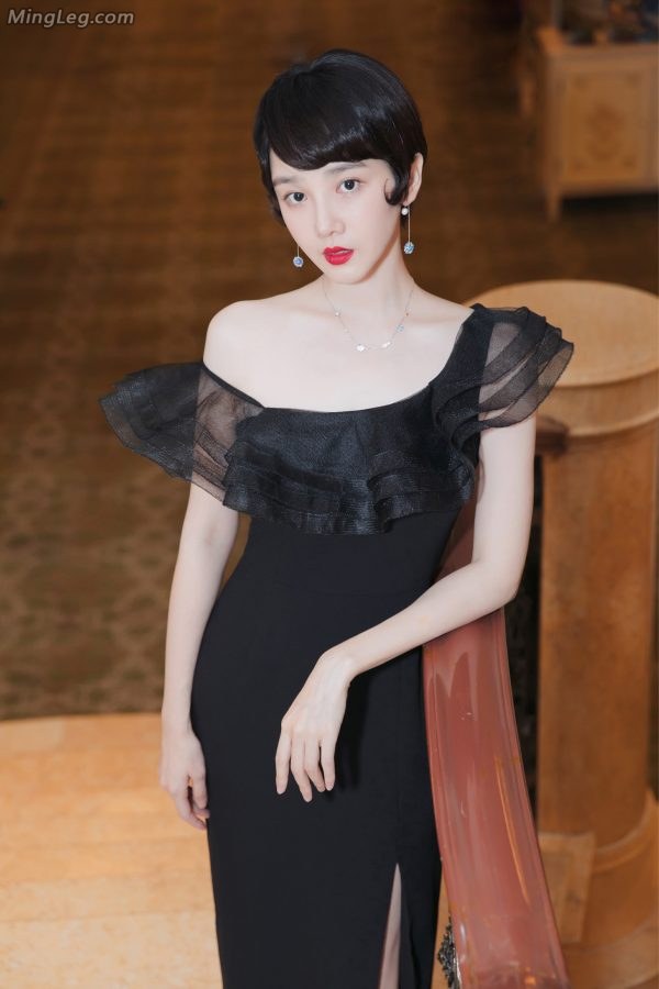 陈小纭高黑色开叉长裙美腿+厉嘉琪白色短裙玉足(4/17)