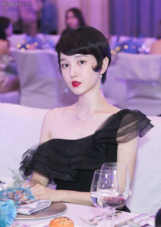 陈小纭高黑色开叉长裙美腿+厉嘉琪白色短裙玉足(7/17)