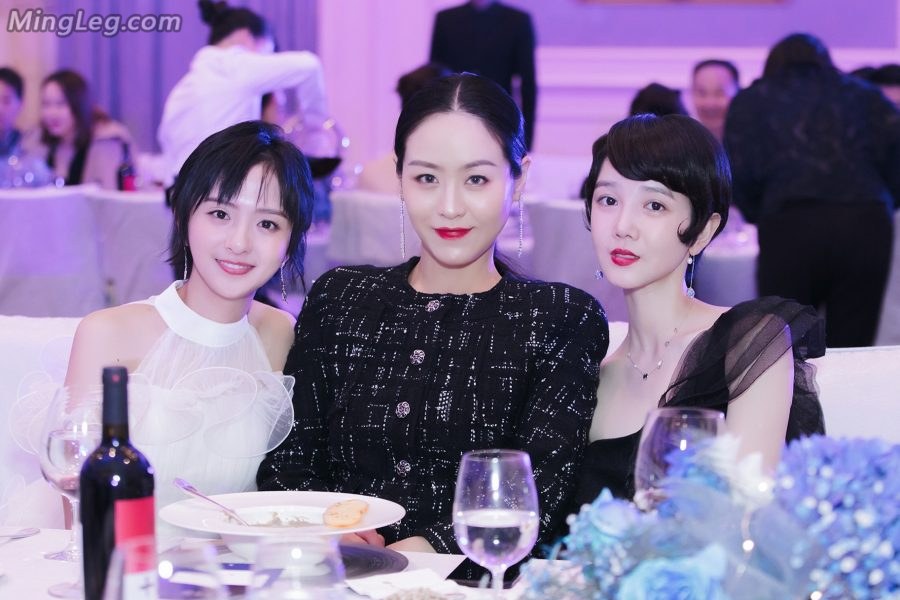 Chen Xiaojun has beautiful legs in a long black slit skirt + Li Jiaqi has beautiful feet in a white short skirt(8/17)