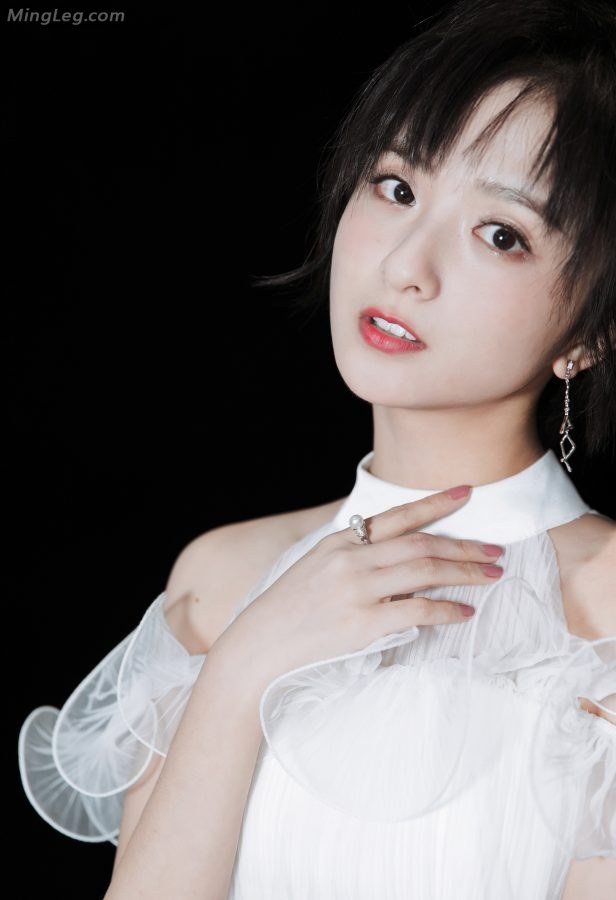 陈小纭高黑色开叉长裙美腿+厉嘉琪白色短裙玉足(9/17)