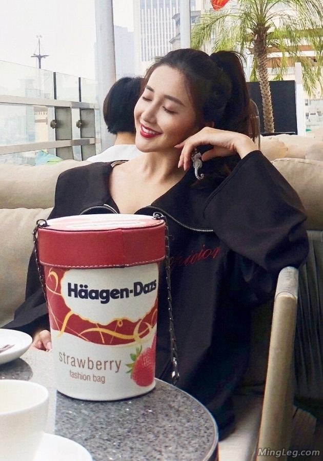Chen Xinyu's cute flat boots, do you want to accompany her when eating alone?(3/7)