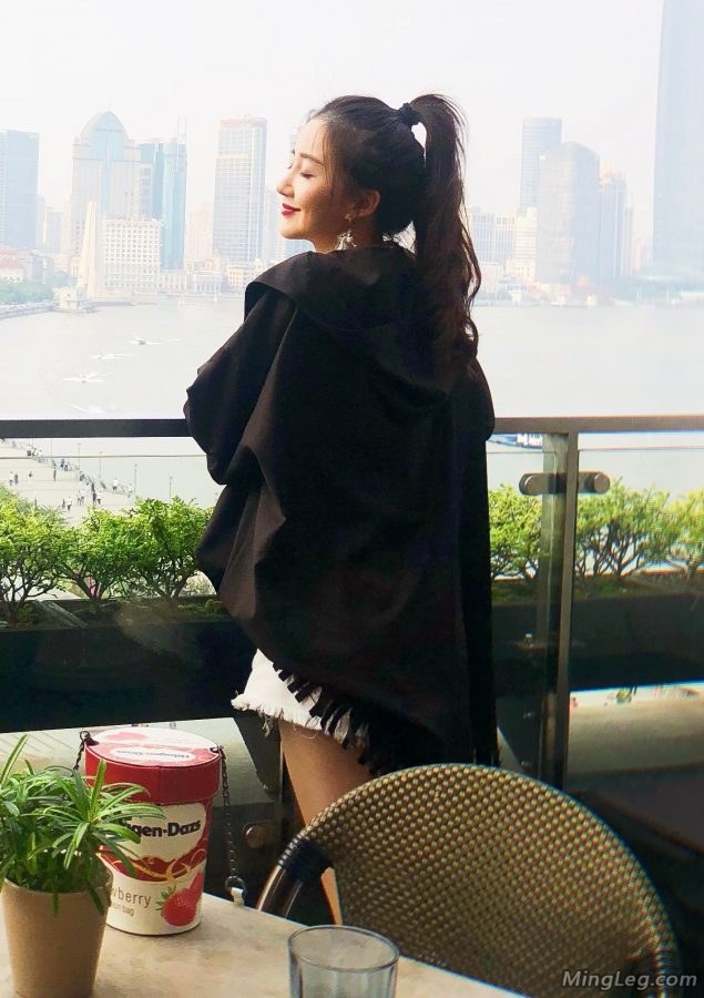 陈欣予可爱平底靴子一个人吃饭要不要陪(5/7)