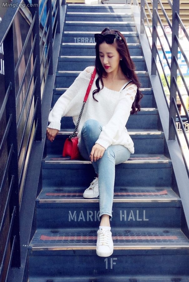 Sweet young lady Chen Xinyu has beautiful legs in tight jeans(1/4)