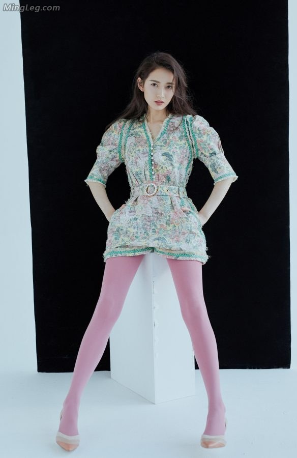陈钰琪时尚写真美腿穿上了粉色丝袜(1/6)