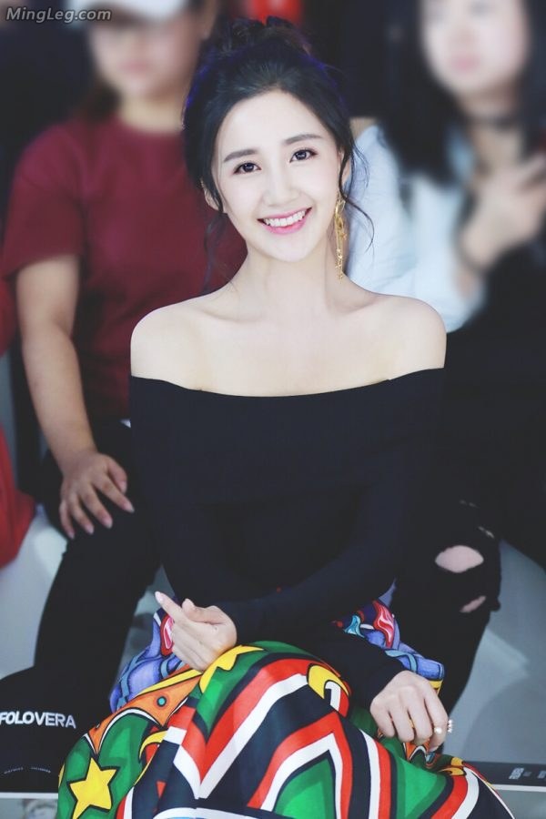 啜妮V字低胸和陈欣予美白香肩(4/11)