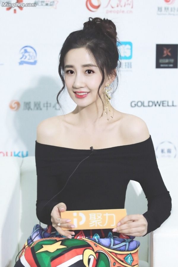 啜妮V字低胸和陈欣予美白香肩(8/11)