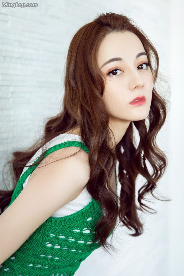 92年的小美女迪丽热巴美腿玉足代言(12/21)