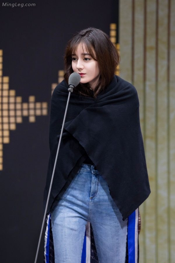 迪丽热巴牛仔裤美腿高跟靴子还能再美吗？(10/20)