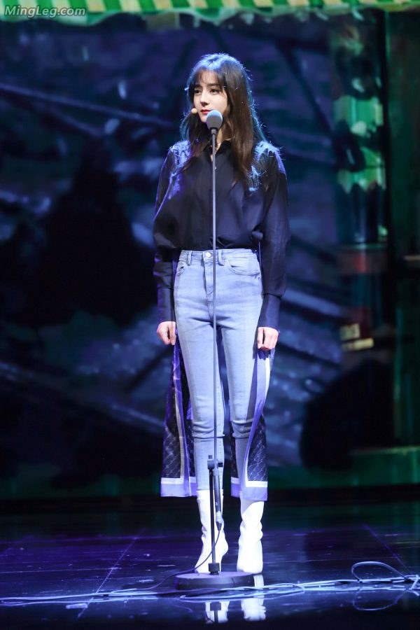 迪丽热巴牛仔裤美腿高跟靴子还能再美吗？(12/20)