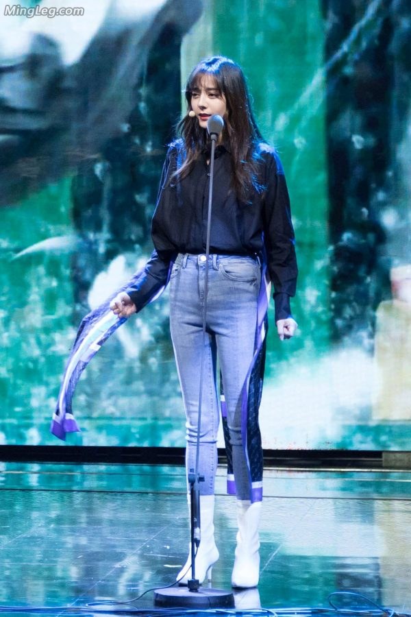Can Dilireba's beautiful legs in jeans and high-heeled boots be any more beautiful?(13/20)