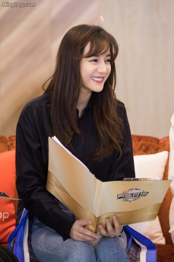 Can Dilireba's beautiful legs in jeans and high-heeled boots be any more beautiful?(20/20)