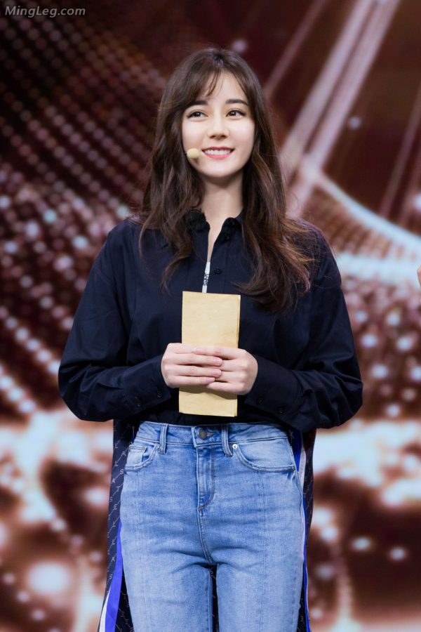 迪丽热巴牛仔裤美腿高跟靴子还能再美吗？(7/20)
