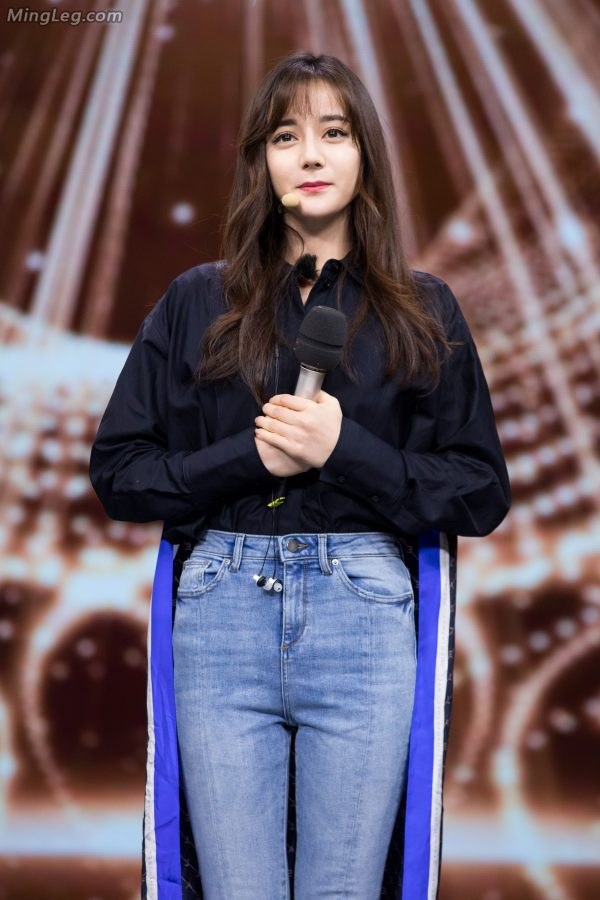 迪丽热巴牛仔裤美腿高跟靴子还能再美吗？(9/20)