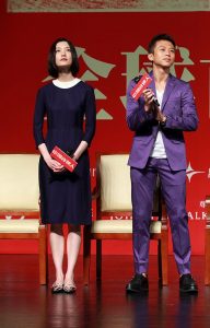 杜鹃两条美腿交叉不穿高跟鞋依旧修长