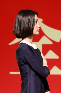 杜鹃两条美腿交叉不穿高跟鞋依旧修长