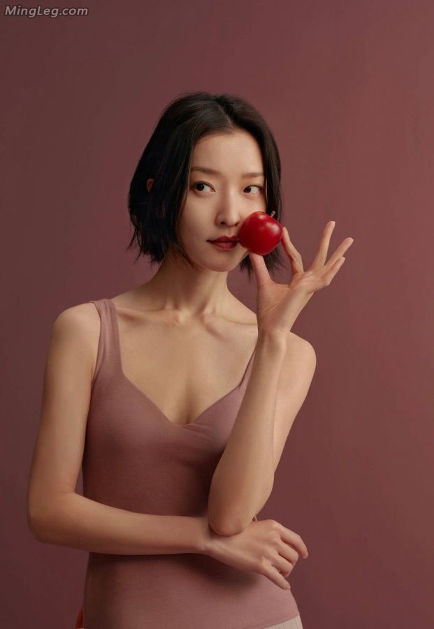 Supermodel Du Juan exposed her feet in the photo shoot and half of her underwear was also exposed(6/9)