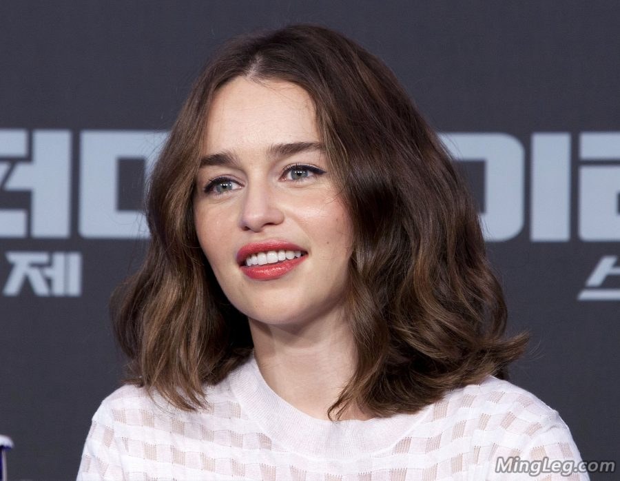 Emilia Clarke shows off her legs to promote the movie "Terminator"(4/4)