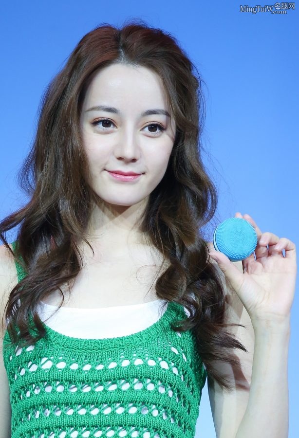 92年的小美女迪丽热巴美腿玉足代言(20/21)