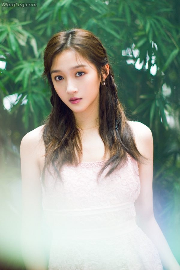 粉色少女系关晓彤镂空长裙美腿若隐若现(5/9)
