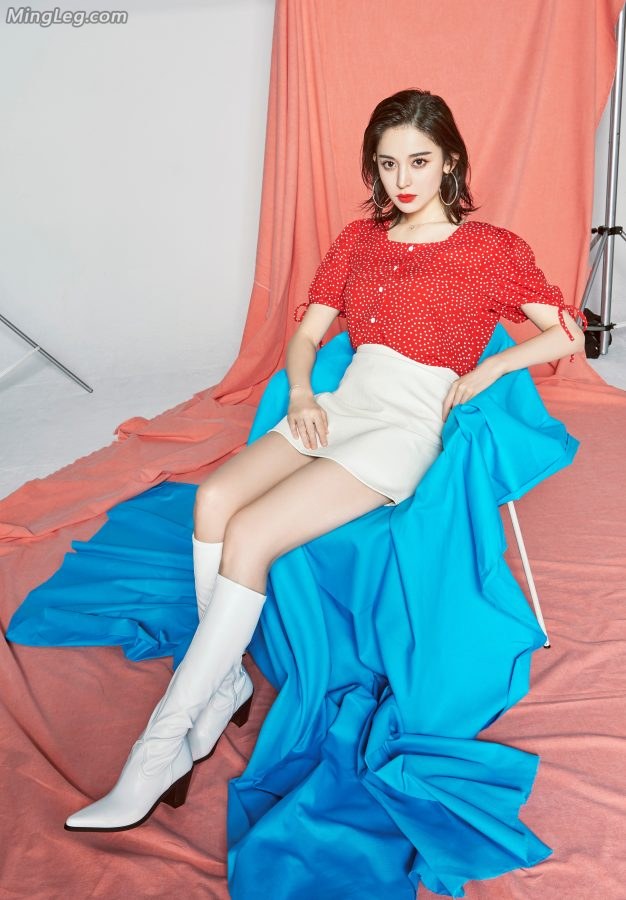 Authentic Xinjiang beauty Gulinazha has beautiful legs in white boots, high heels(1/4)