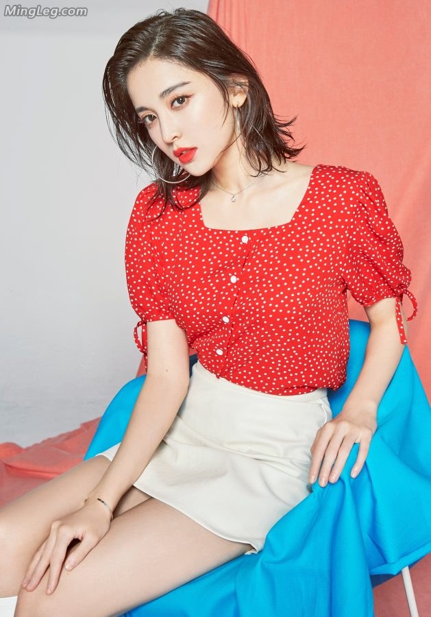 地道的新疆大美女古力娜扎白靴高跟美腿(2/4)