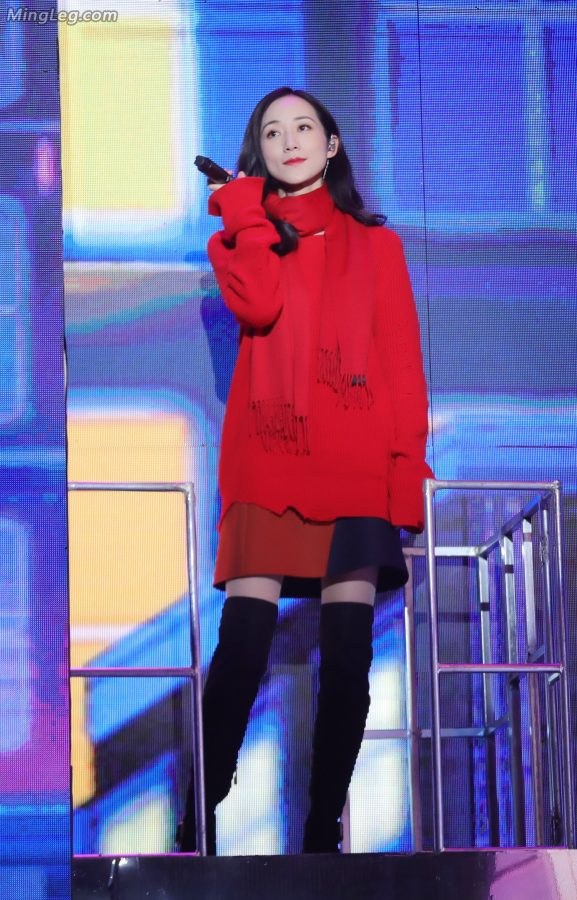 极品美人韩雪肉丝长靴登台献唱(3/7)