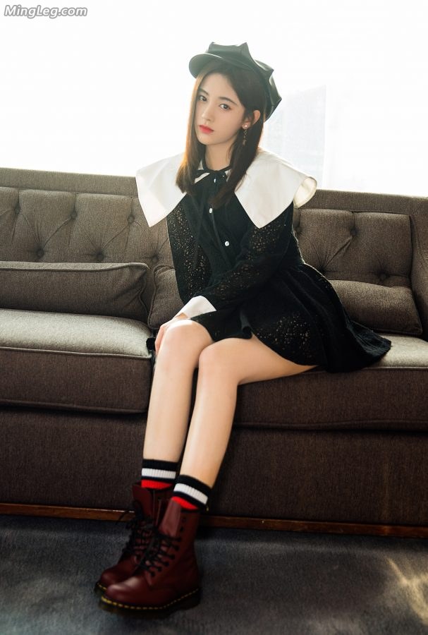 冰清玉洁的美少女鞠婧祎颜值在线玉腿笔直(1/15)