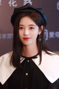 冰清玉洁的美少女鞠婧祎颜值在线玉腿笔直