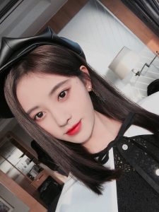 冰清玉洁的美少女鞠婧祎颜值在线玉腿笔直