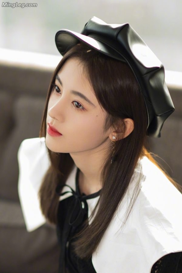 冰清玉洁的美少女鞠婧祎颜值在线玉腿笔直(3/15)