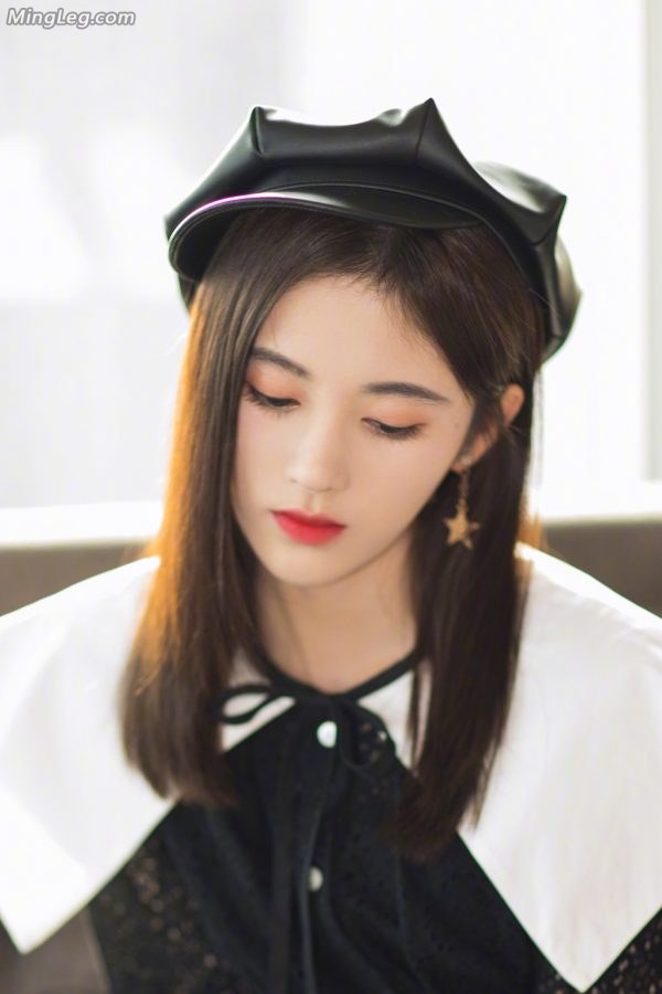 冰清玉洁的美少女鞠婧祎颜值在线玉腿笔直(4/15)