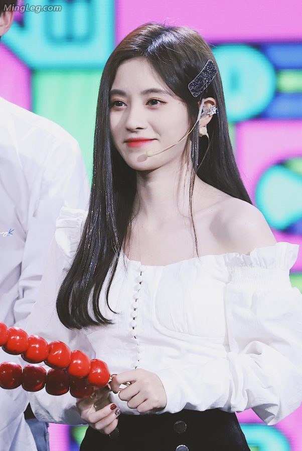青春活力美女鞠婧祎台上热裤露出修长美腿(17/17)