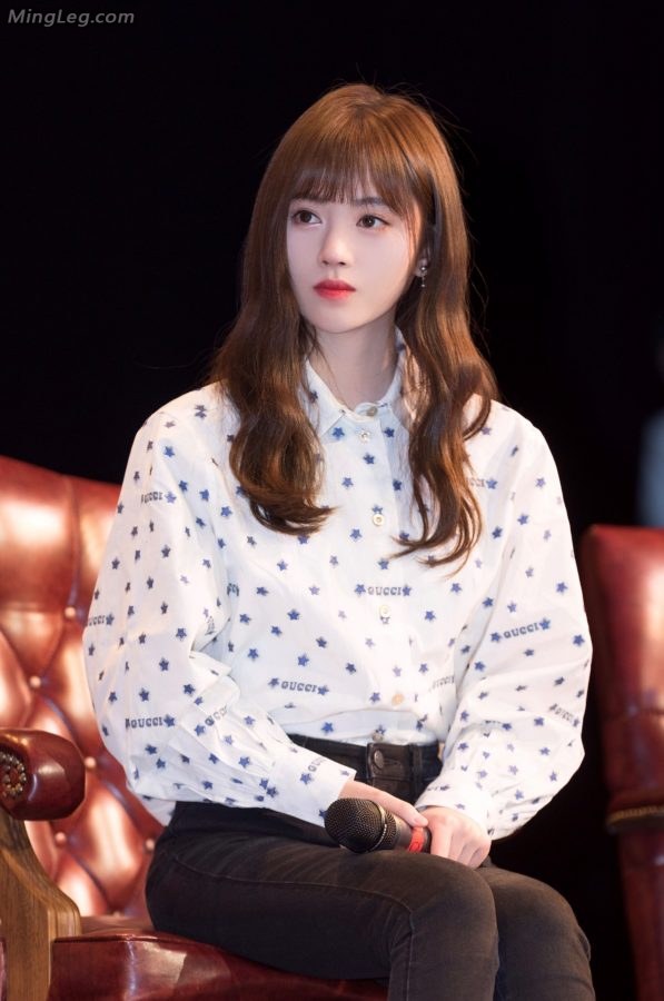 安安静静的美少女鞠婧祎牛仔裤运动鞋(3/4)