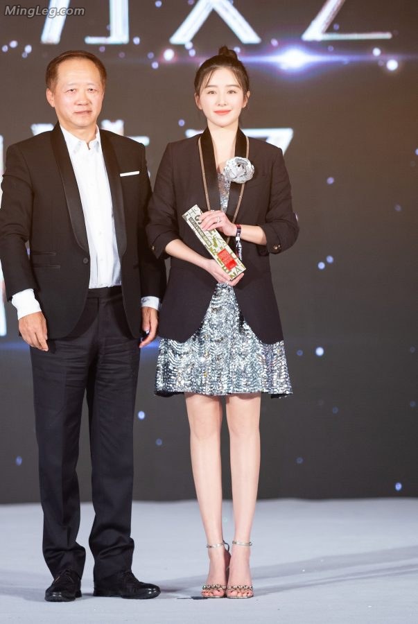 Goddess Kan Qingzi's beautiful legs at the award ceremony(3/9)