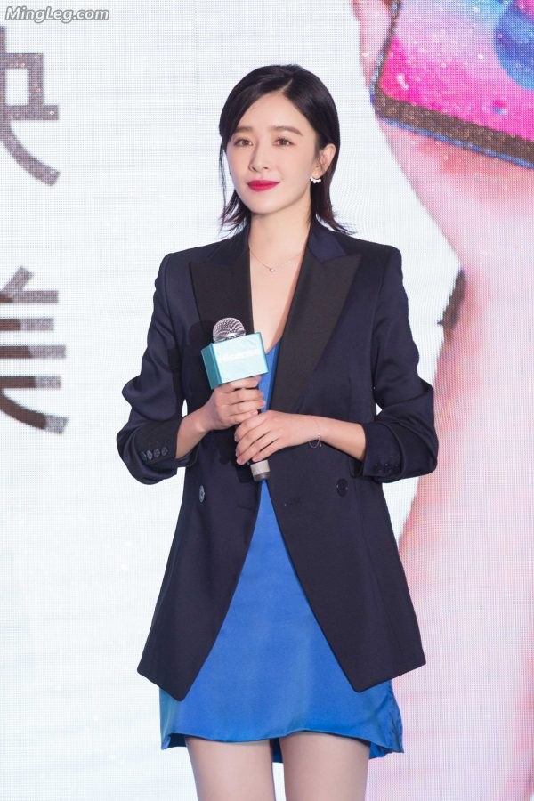 明星阚清子美足踩性感银色高跟鞋(5/8)