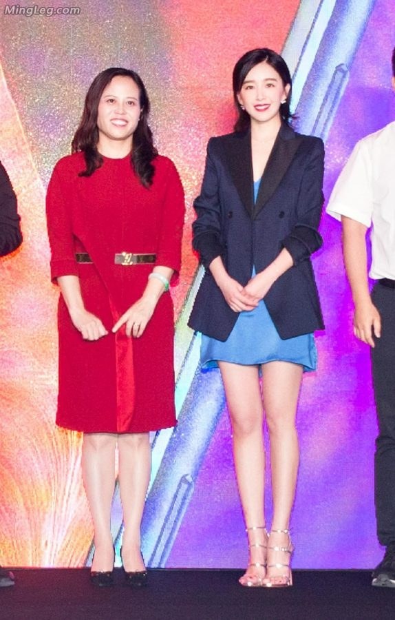 明星阚清子美足踩性感银色高跟鞋(7/8)