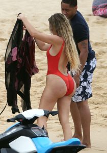 卡戴珊家老三Khloe Kardashian海滩泳衣露巨臀