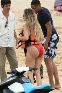 卡戴珊家老三Khloe Kardashian海滩泳衣露巨臀